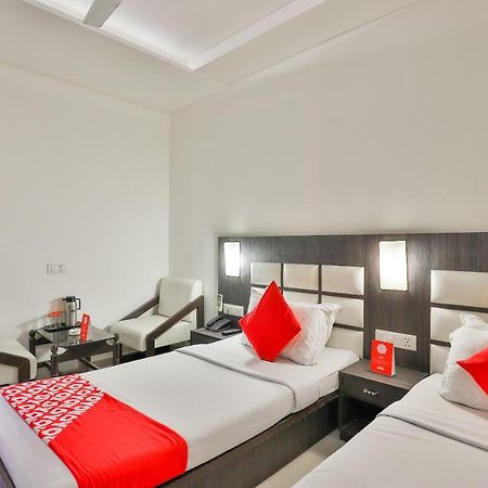 Oyo 2351 Hotel Golden Plaza Ахмедабад Екстер'єр фото