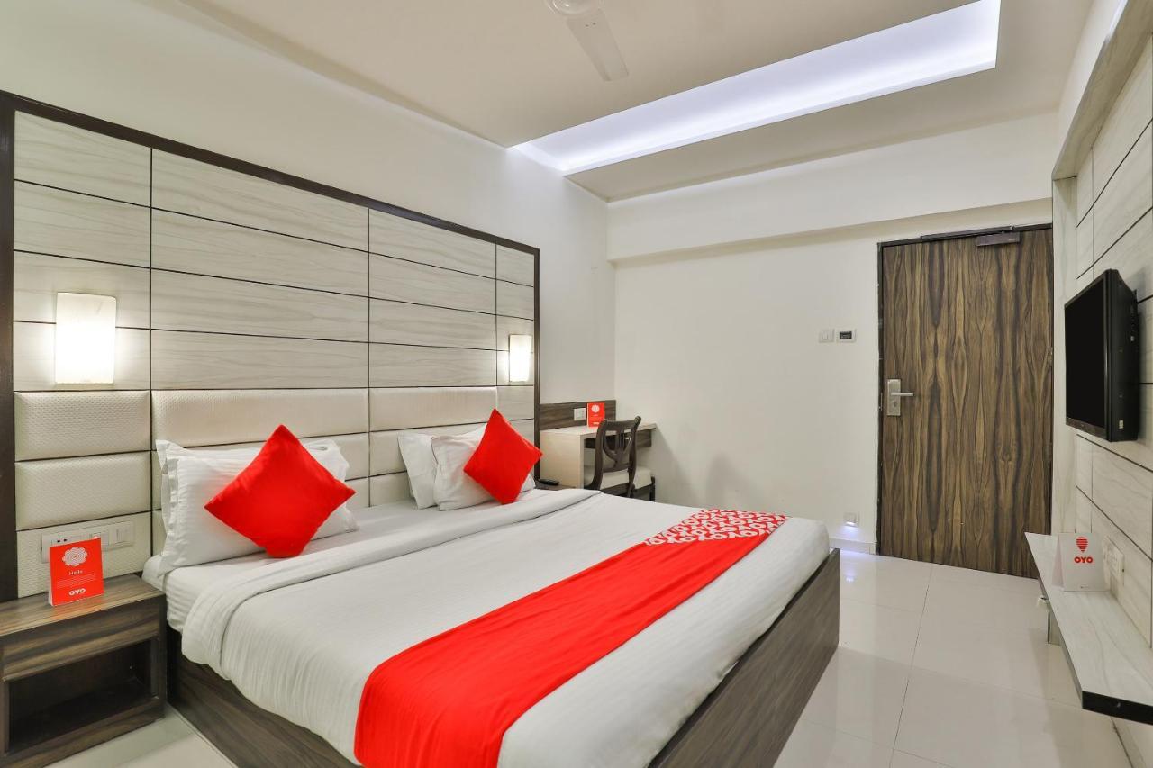 Oyo 2351 Hotel Golden Plaza Ахмедабад Екстер'єр фото