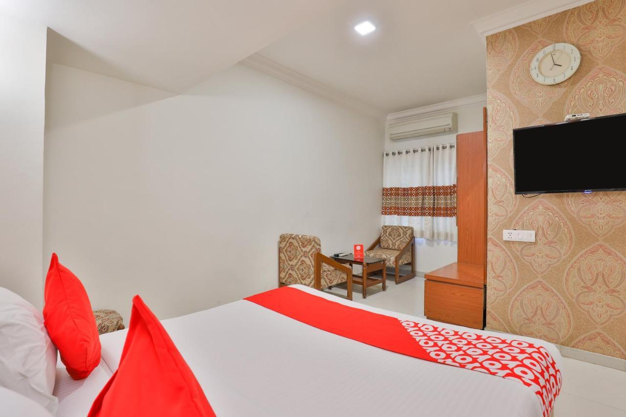 Oyo 2351 Hotel Golden Plaza Ахмедабад Екстер'єр фото