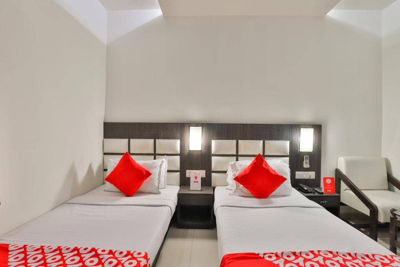 Oyo 2351 Hotel Golden Plaza Ахмедабад Екстер'єр фото
