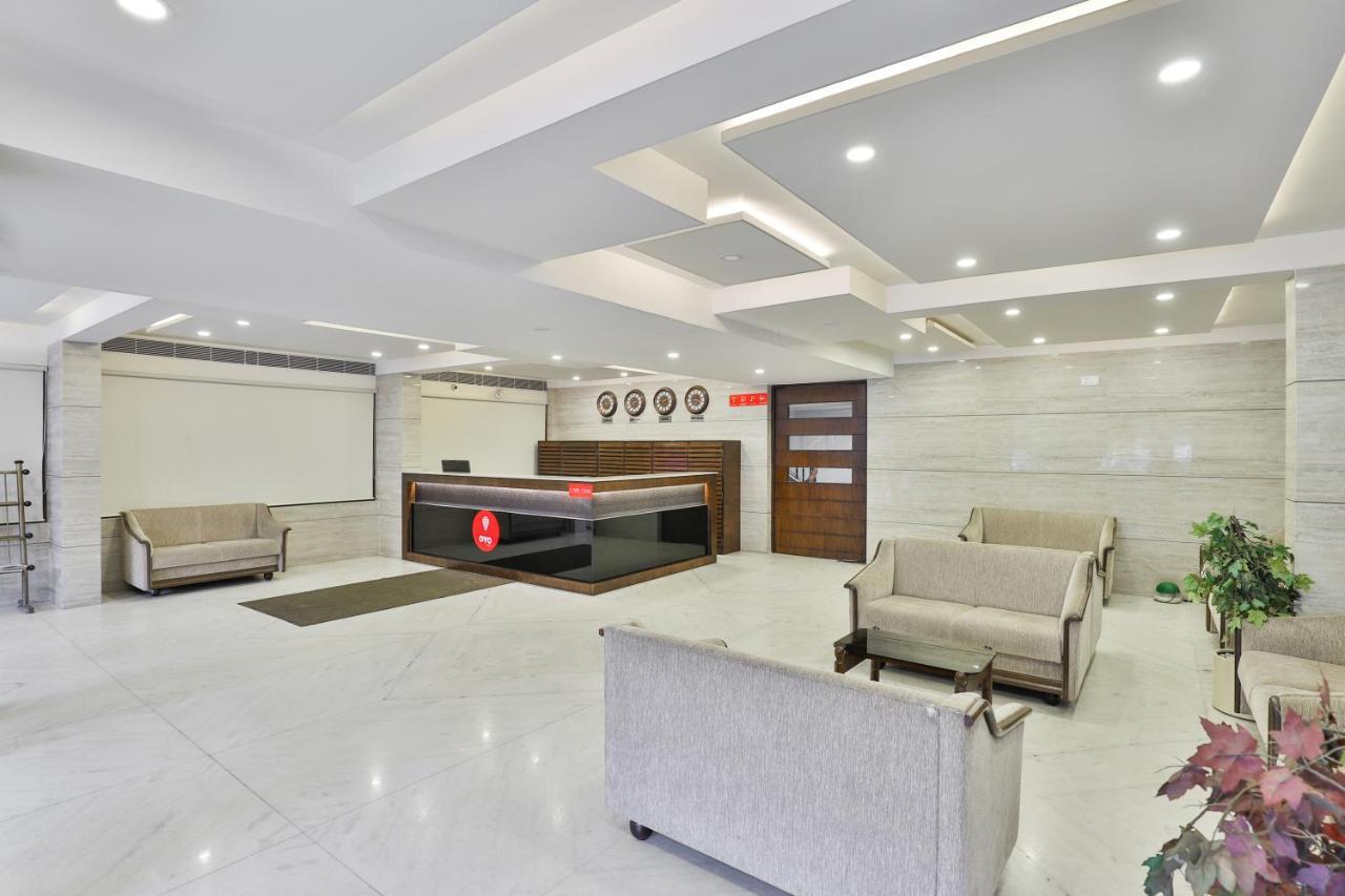 Oyo 2351 Hotel Golden Plaza Ахмедабад Екстер'єр фото
