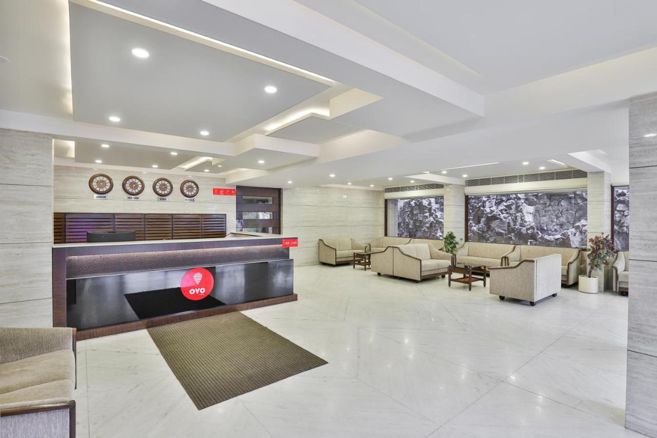 Oyo 2351 Hotel Golden Plaza Ахмедабад Екстер'єр фото