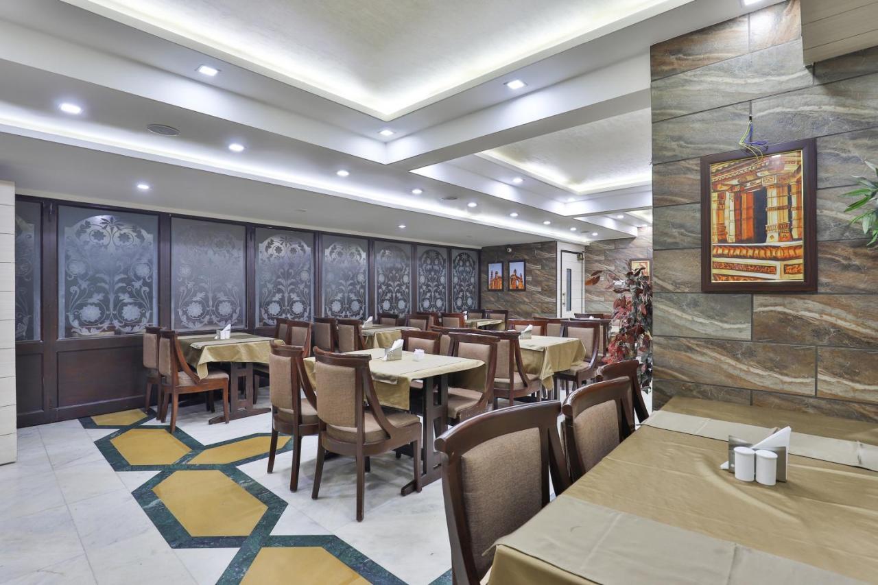 Oyo 2351 Hotel Golden Plaza Ахмедабад Екстер'єр фото