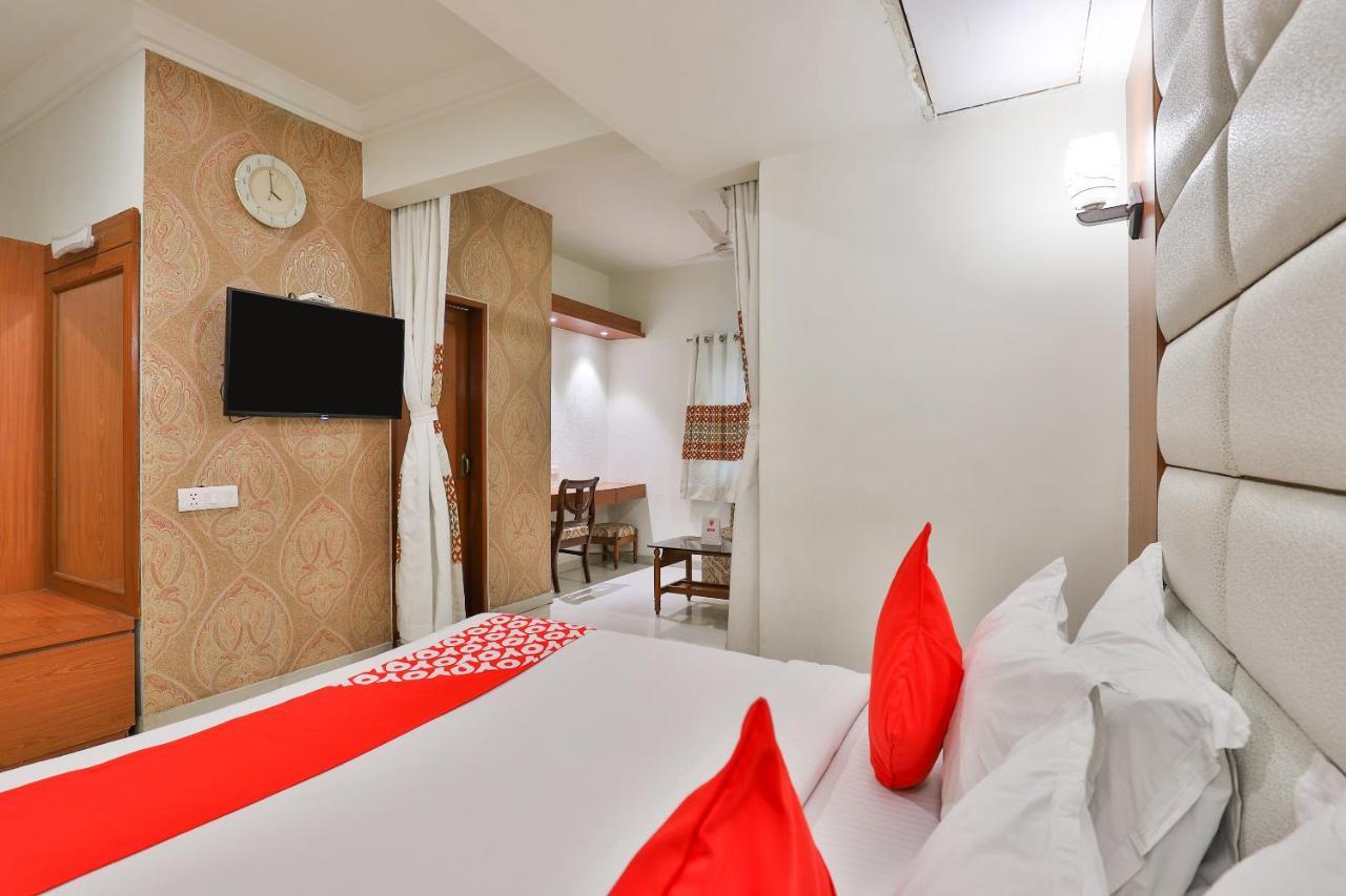 Oyo 2351 Hotel Golden Plaza Ахмедабад Екстер'єр фото