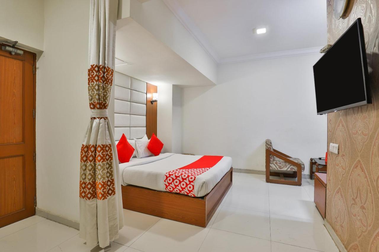 Oyo 2351 Hotel Golden Plaza Ахмедабад Екстер'єр фото