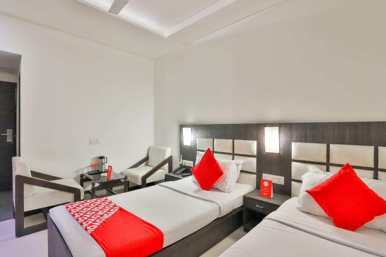 Oyo 2351 Hotel Golden Plaza Ахмедабад Екстер'єр фото