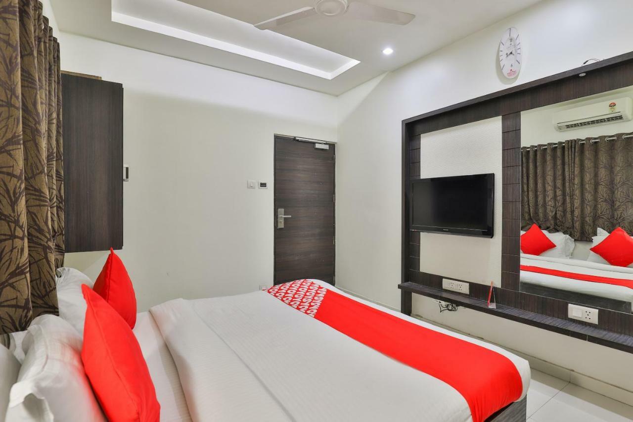Oyo 2351 Hotel Golden Plaza Ахмедабад Екстер'єр фото